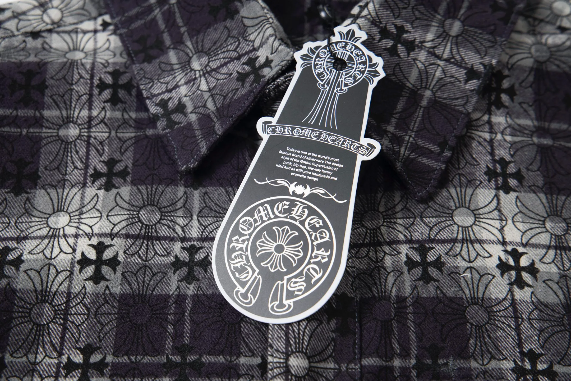 🅿️260 New: Style number: B130 Chrome Hearts classic cashew flower cross all-over printed jacquard long-sleeved casual shirt 1️⃣Customized original jacquard fabric, high-quality pure cotton jacquard plaid fabric, soft and comfortable to the touch, a very high-quality fabric! 2️⃣The details of the workmanship are perfectly controlled. The lining is made of vest hemming, and the cuffs are made of double cross leather labels. It is different from the ordinary version. The collar is also designed with interlining, which shows high-end fashion and personality. The style is fashionable, simple and elegant, and it is a very versatile jacket! 4⃣️Complete accessories, all customized with original versions! Same style for men and women Color: cashew black Size: S, M, L, XL